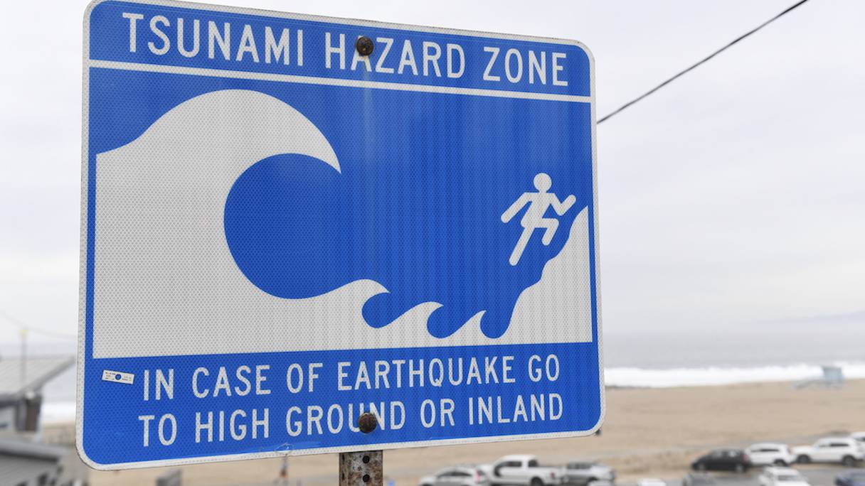 Un panneau de zone à risque de tsunami, près d'une plage à El Segundo, en Californie, le 15 janvier 2022.
