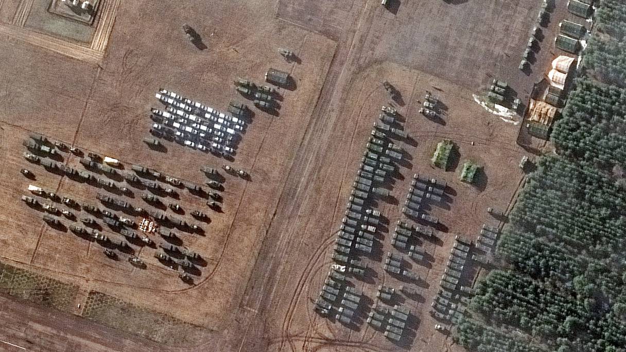 Cette image satellite prise et publiée le 22 février 2022 montre plus d'une centaine de véhicules et des dizaines de troupes stationnées dans le sud de la Biélorussie, au nord de la frontière avec l'Ukraine.
