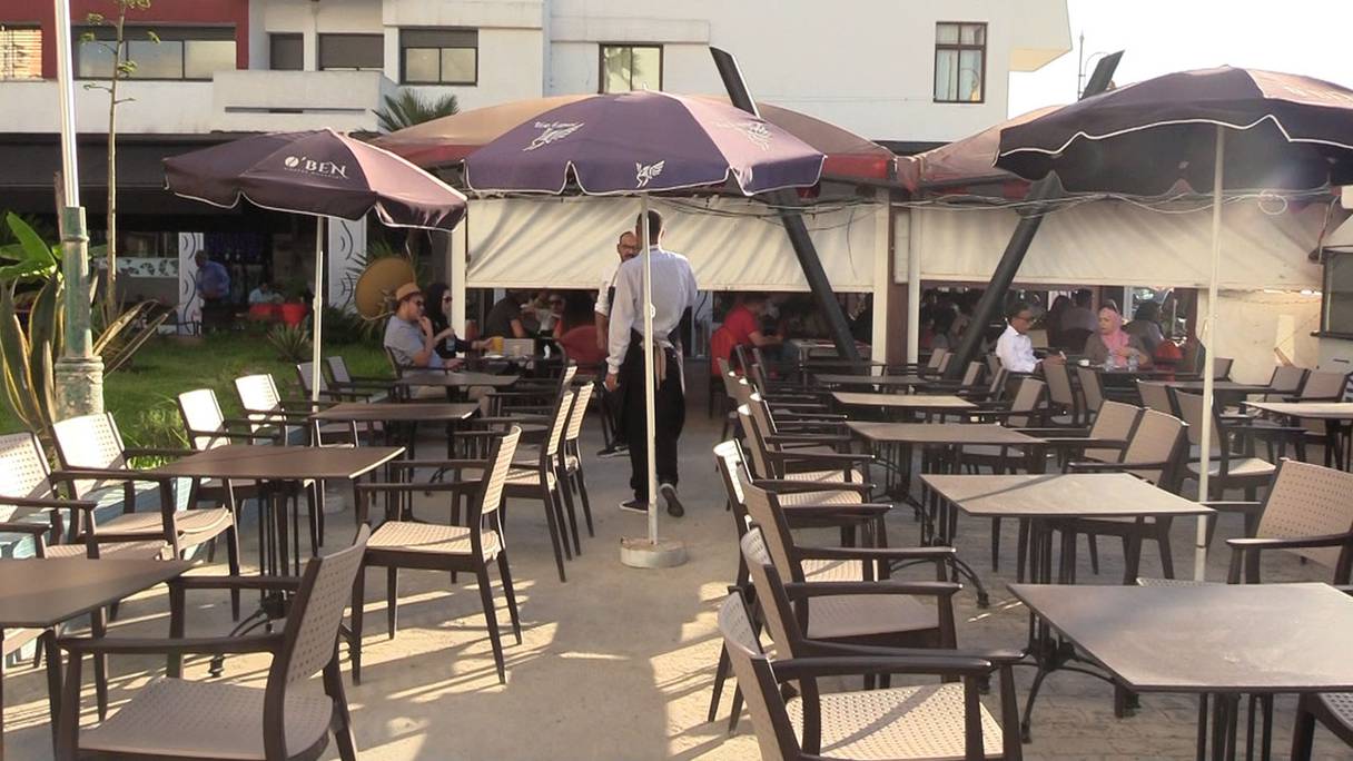 Une terrasse d'un café à Rabat, soumis aux taxes relatives à l’occupation provisoire des espaces publics.
