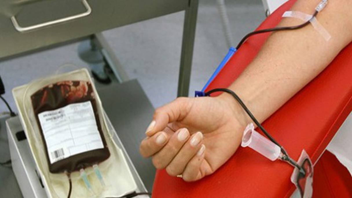 Une personne fait don de son sang.
