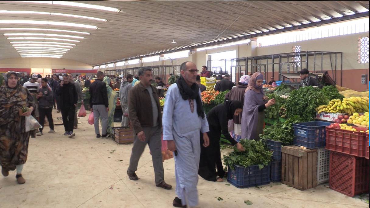 Au marché de proximité situé au quartier 25 Mars de Laâyoune.

