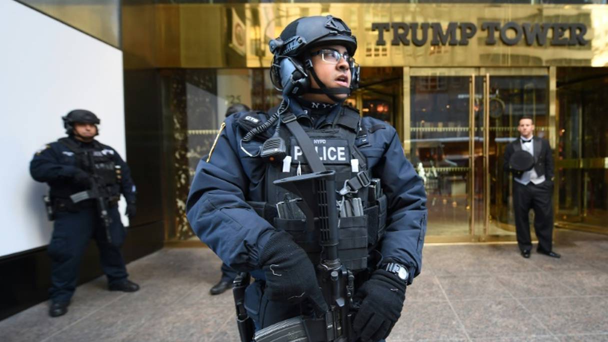 Des policiers en faction devant l'entrée de la Trump Tower, le 10 novembre 2016 à New York.
