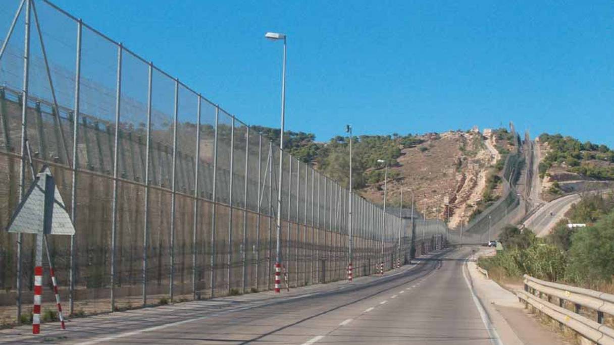 Le préside occupé de Melilla est protégé à sa frontière avec le Maroc par un double grillage élevé. 
