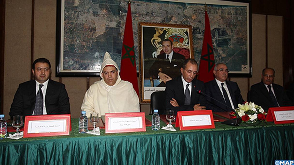 Le wali Abdelouafi Laftit (habit traditionnel) lors de son installation par le ministre de l'Intérieur en janvier 2014.
