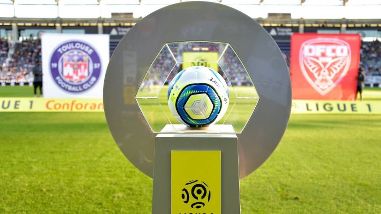 Le ballon officiel de la Ligue 1 (championnat français de football).
