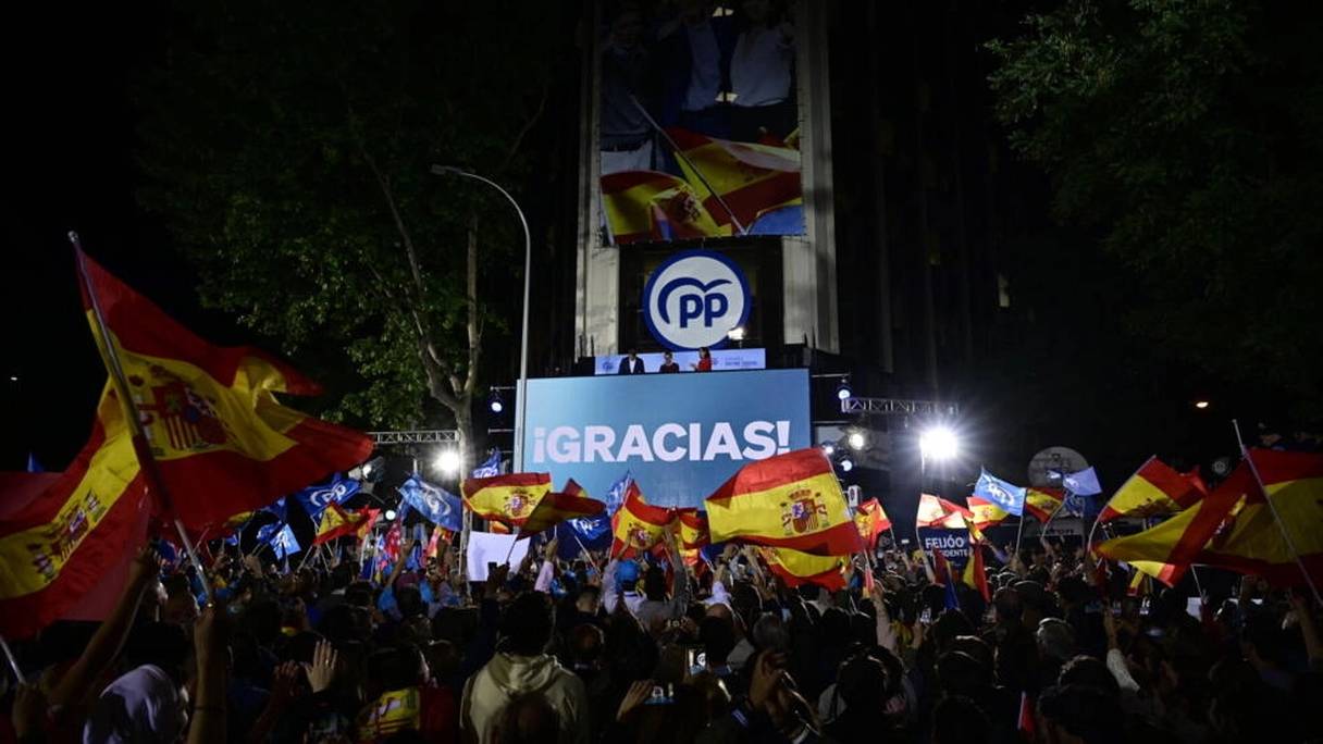 Les partisans du PP célèbrent les résultats devant le siège du parti à Madrid, dimanche 28 mai 2023.