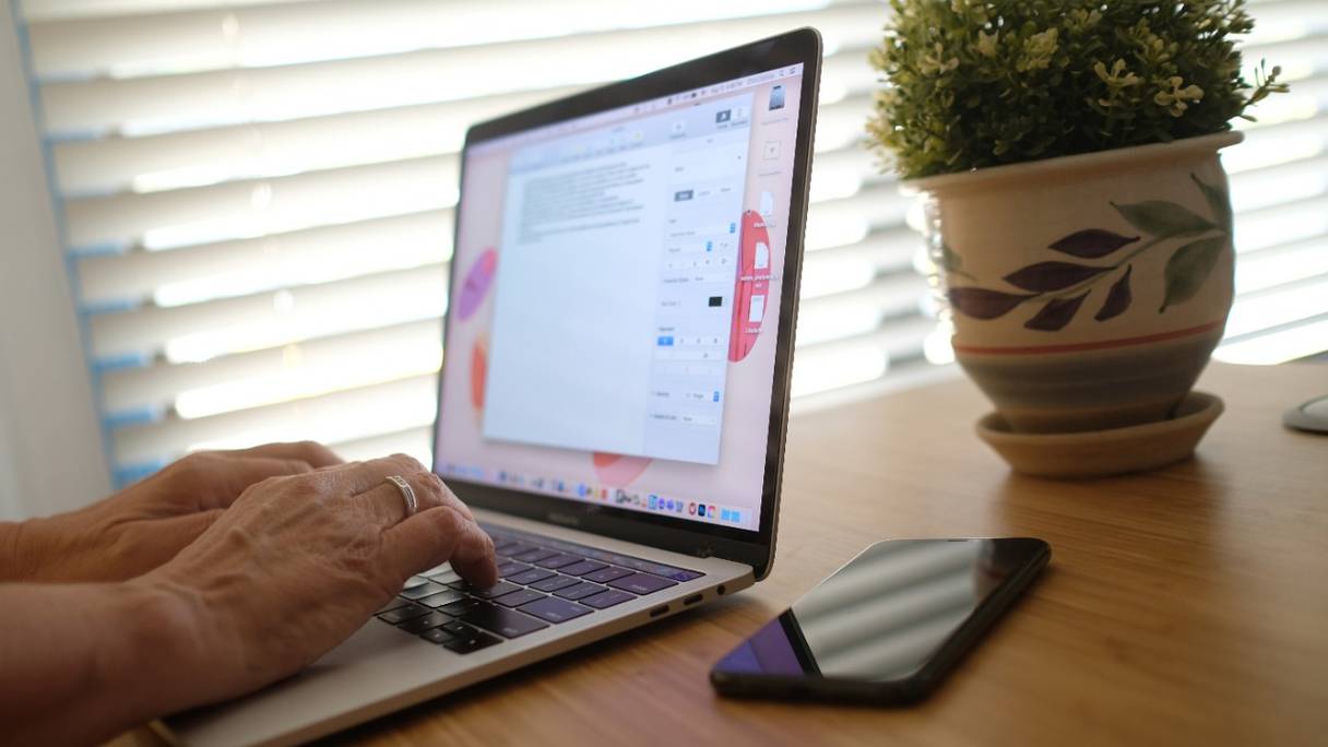 Une personne travaille sur son ordinateur portable depuis un bureau à domicile, à Los Angeles, le 13 août 2021.
