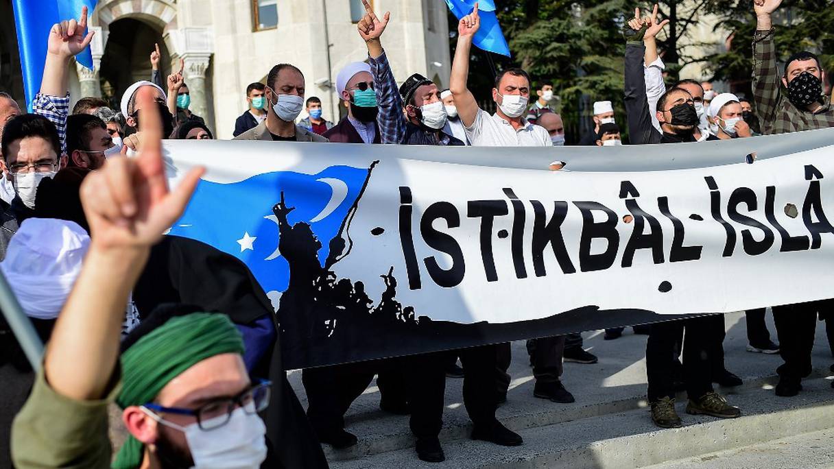 Des manifestants lancent des slogans hostiles envers la France, en signe de protestation à l'encontre des propos tenus par le président français sur les caricatures attentatoires envers le prophète de l'islam, à Istanbul, le 25 octobre 2020. 
