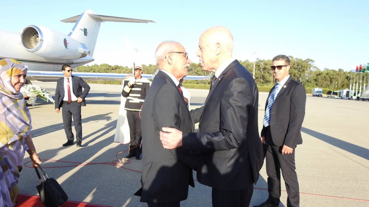 Le président tunisien Kaïs Saïed reçoit le chef du Polisario, Brahim Ghali, sur le tarmac de l'aéroport de Tunis-Carthage, le 26 août 2022. 
