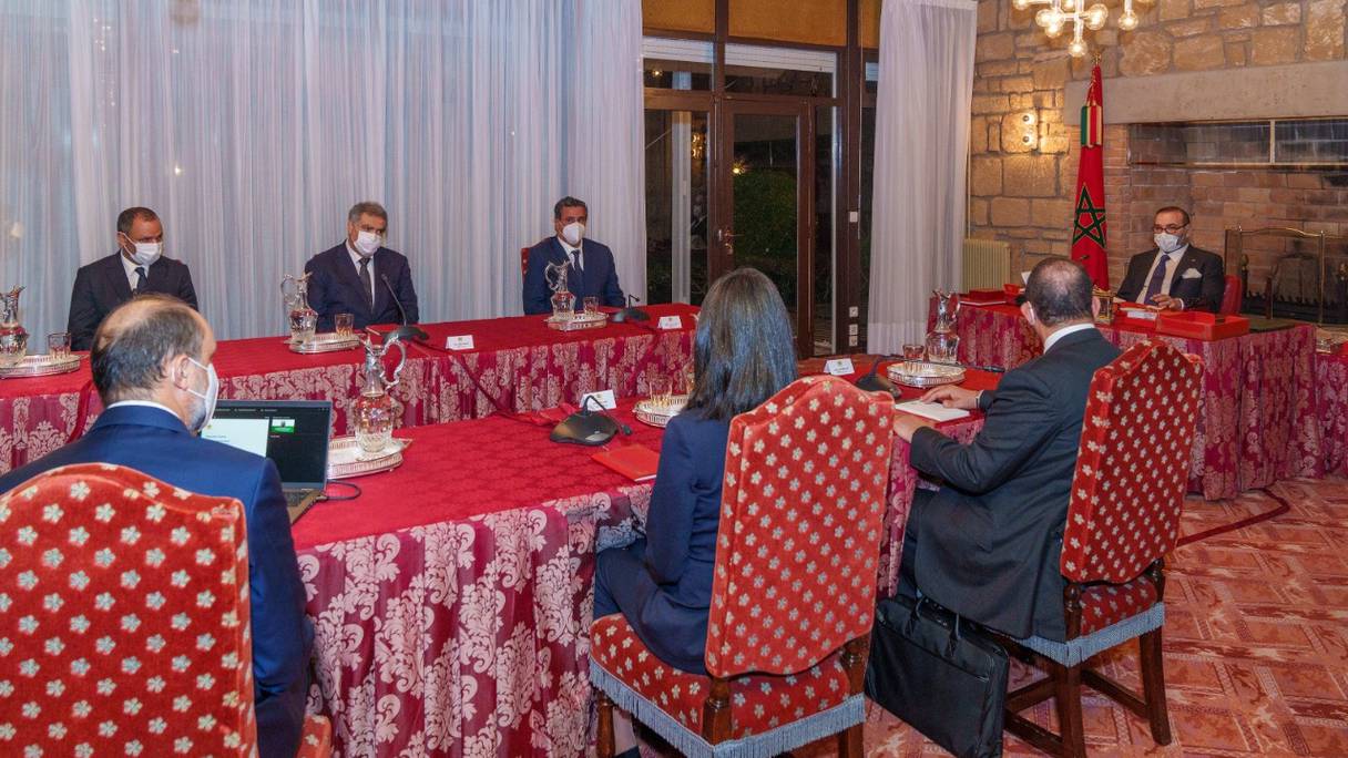 Le roi Mohammed VI, a présidé, le 16 février 2022, à la résidence royale de Bouznika, une séance de travail consacrée à la nouvelle charte de l'investissement.
