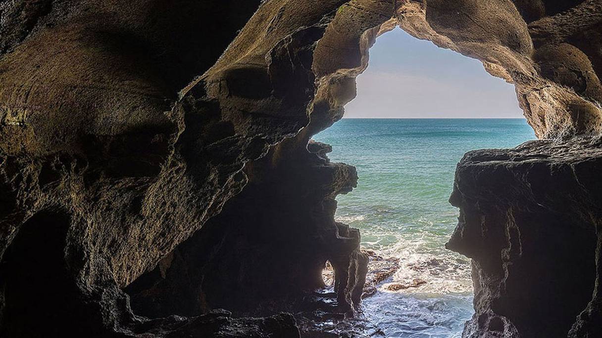 Grottes d'Hercule, à 10 km de Tanger, sur le détroit de Gibraltar. Selon la mythologie grecque, Hercule, fils de Zeus, s'y reposa après avoir accompli le onzième de ses douze travaux. 
