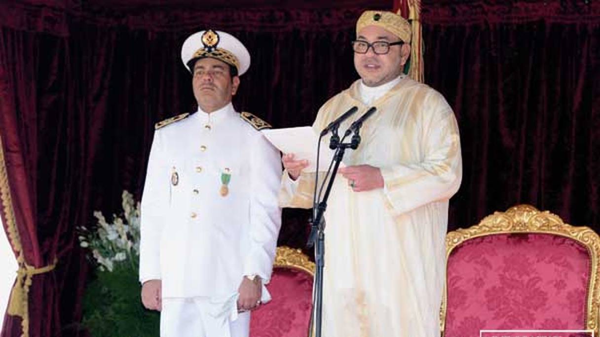 Sa Majesté le roi Mohammed VI, chef suprême et chef d’État-major général des Forces armées royales, et SAR le prince Moulay Rachid.

