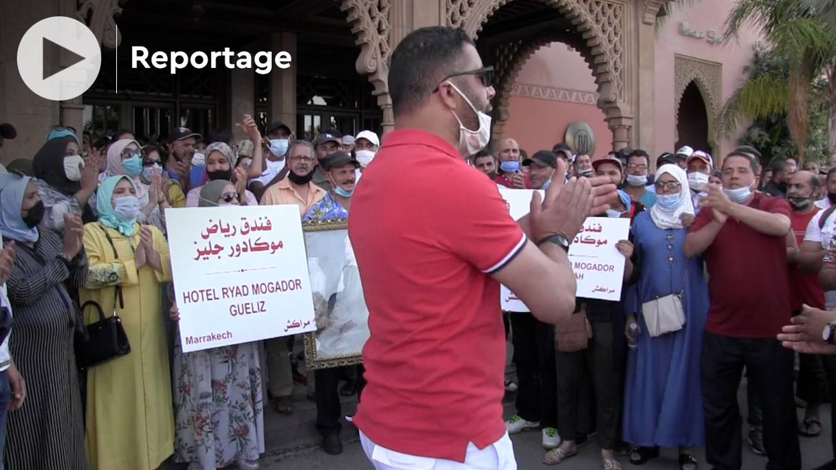 Les salariés licenciés de la chaîne Mogador Hotels & Resorts manifestent contre le plan de licenciements.

