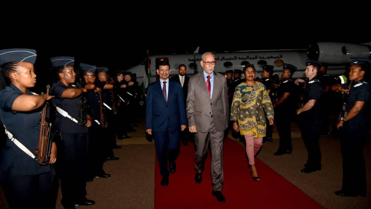 Le chef du Polisario, Brahim Ghali, à son arrivée à Pretoria à bord d'un avion de la présidence algérienne.
