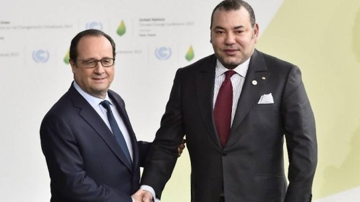 Le roi Mohammed VI en compagnie de François Hollande lors de la COP21 de Paris. 
