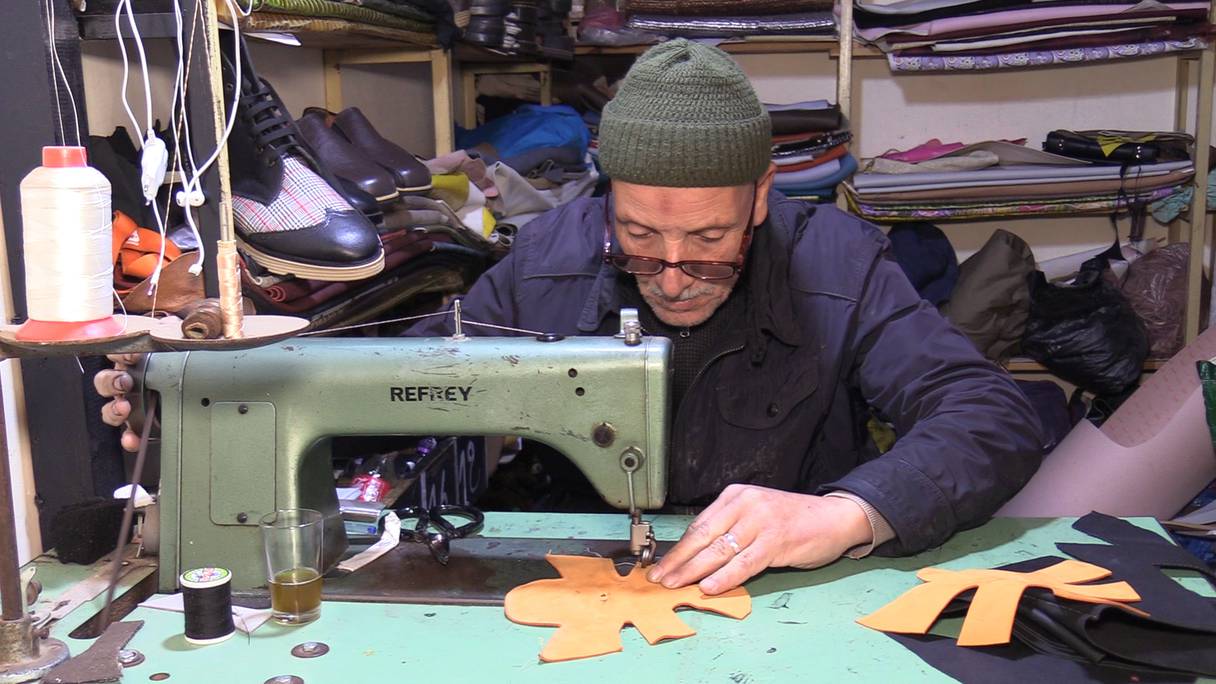 مع حاجي.. أقدم صانع تقليدي للأحذية بوجدة يقاوم الصعوبات لتطوير صنعته