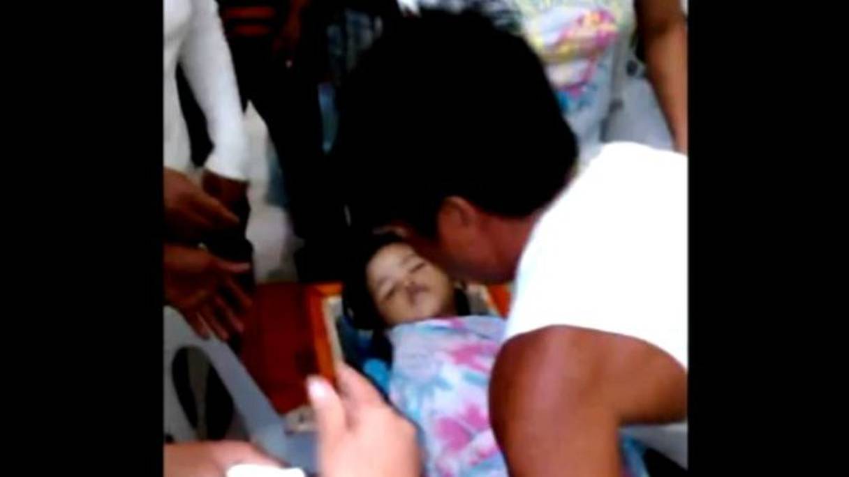 Déclarée morte, une fillette de trois ans revient à la vie pendant ses funérailles

