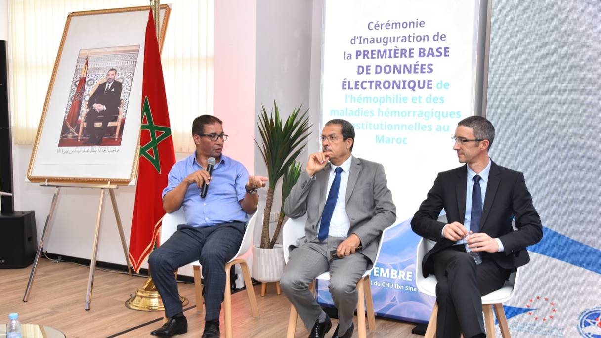 Silvère Aubriot, directeur général de Novo Nordisk Maroc (à droite) et Abdelkader Errougani, directeur du CHU Ibn Sina-Rabat (au centre), lors du lancement de la première base de données électronique de l’hémophilie et des maladies hémorragiques, jeudi 22 septembre 2022.
