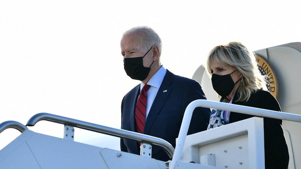 Le président américain Joe Biden et la première dame Jill Biden quittent Air Force One après leur arrivée à l'aéroport de New Castle, au Delaware, le 27 février 2021. Les Biden se rendent à Wilmington (Delaware) pour le week-end.
