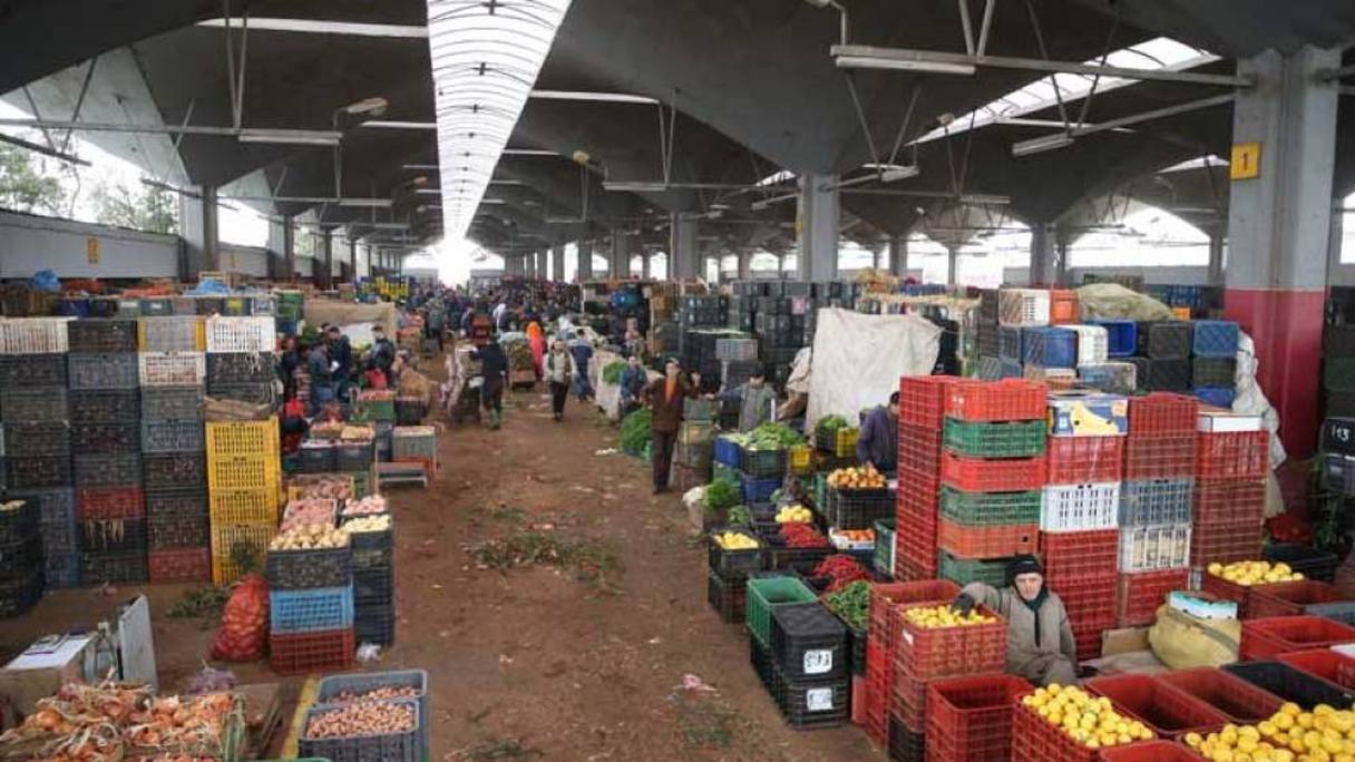 Un marché de gros de fruits et légumes.
