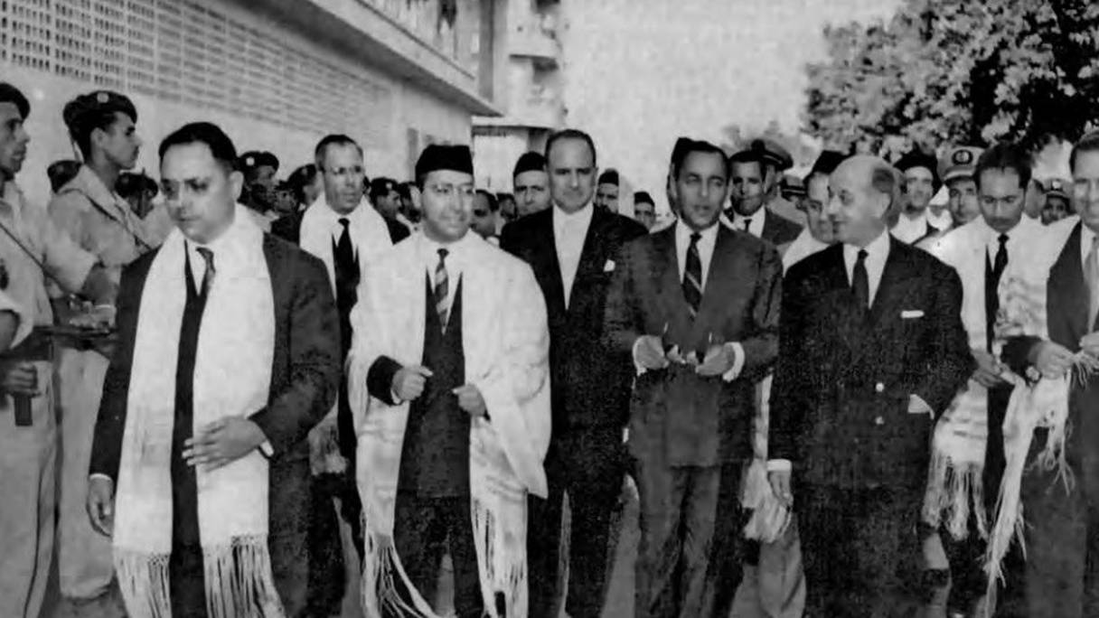 Le roi Hassan II à la sortie de la synagogue, à la fête de Kippour, avec le docteur Léon Benzaken (à droite).
