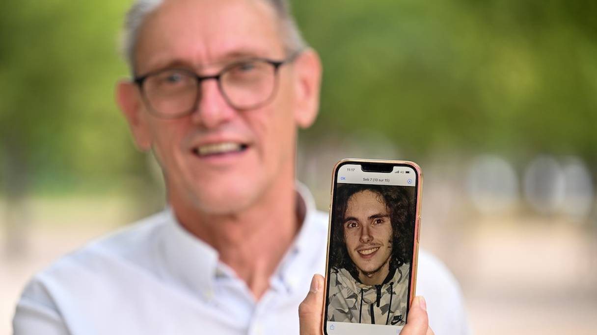 Paul Raoult, 63 ans, père de Sébastien Raoult, montre un téléphone où figure le portrait de son fils à Epinal, dans l'est de la France, le 1er août 2022.
