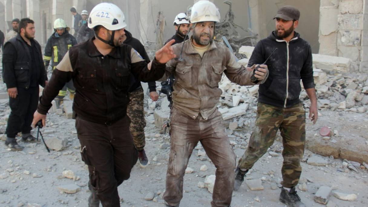 Un membre du groupe de défense civile des Casques blancs syriens après un bombardement aérien à Binnish près d'Idlib, le 25 février 2017.
