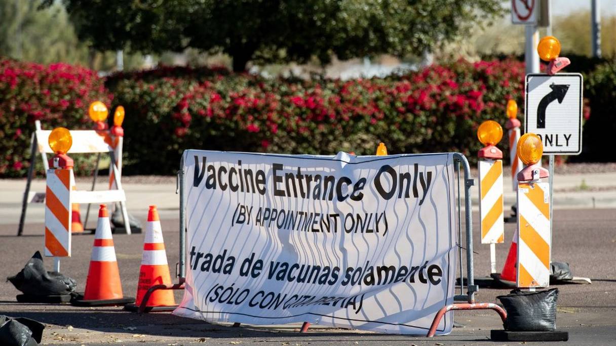 Un panneau indique où le public peut recevoir la vaccination anti-Covid-19 au State Farm Stadium, le 11 février 2021 à Glendale, en Arizona. 
