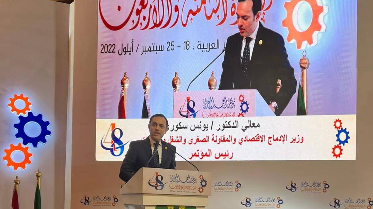 Younes Sekkouri, ministre de l'Inclusion économique, de la petite entreprise, de l'emploi et des compétences, prononce une allocution à l'ouverture de la 48e session de la Conférence arabe du travail, au Caire, le 18 septembre 2022. 
