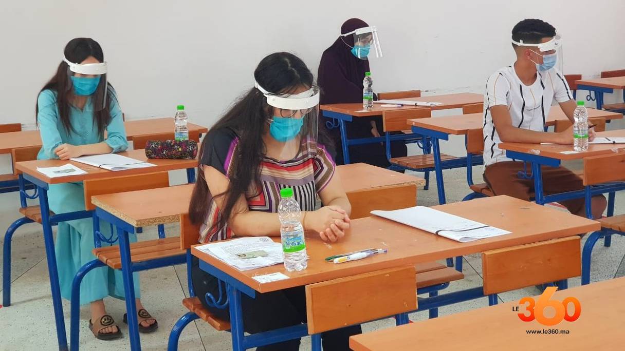 Des candidats aux examens du Bac, le 3 juillet 2020, à Tanger.
