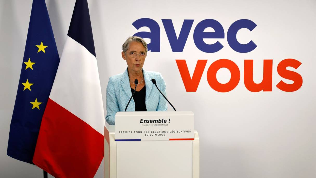 La Première ministre française Elisabeth Borne prononce un discours lors de la soirée électorale au siège de l'alliance centriste Ensemble! du président français, à la suite du premier tour des législatives françaises, à Paris, le 12 juin 2022.
