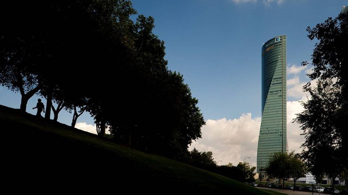 La tour Torrespacio est un immeuble de 57 étages situé sur le Paseo de la Castellana qui traverse Madrid du nord au sud.
