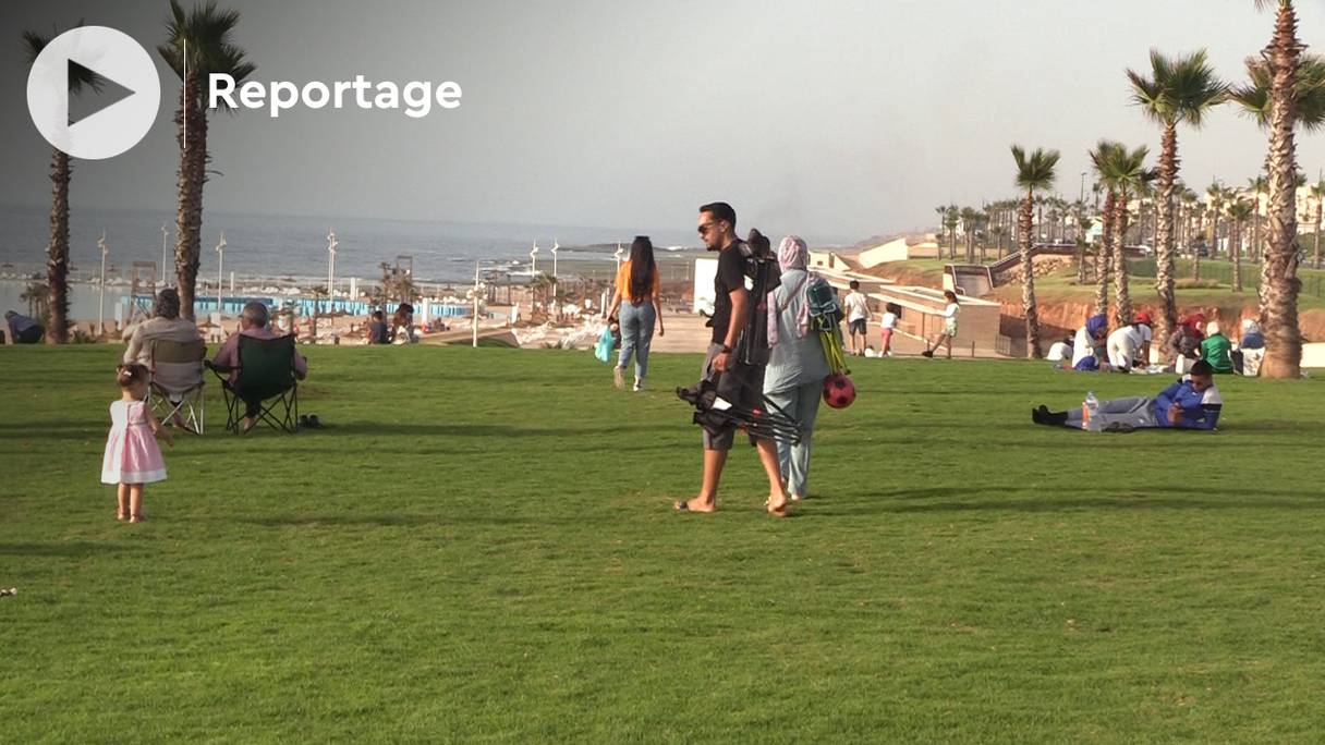 Les espaces verts qui ponctuent la route de la corniche entre Rabat et la station balnéaire de Harhoura attirent les visiteurs en quête de fraîcheur.
