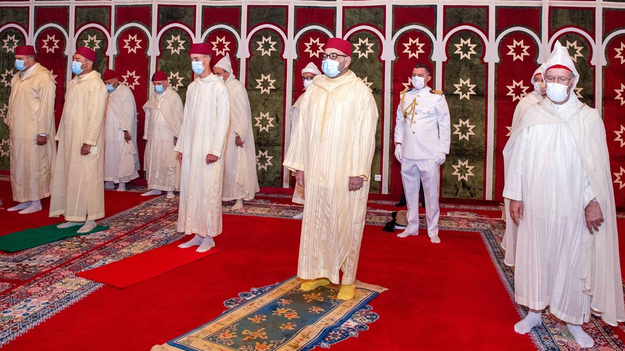 Le roi Mohammed VI, Amir Al-Mouminine, accomplit en ce jeudi 1er choual 1442, correspondant au 13 mai 2021, la prière de l'Aïd El-Fitr au palais royal de Fès. 
