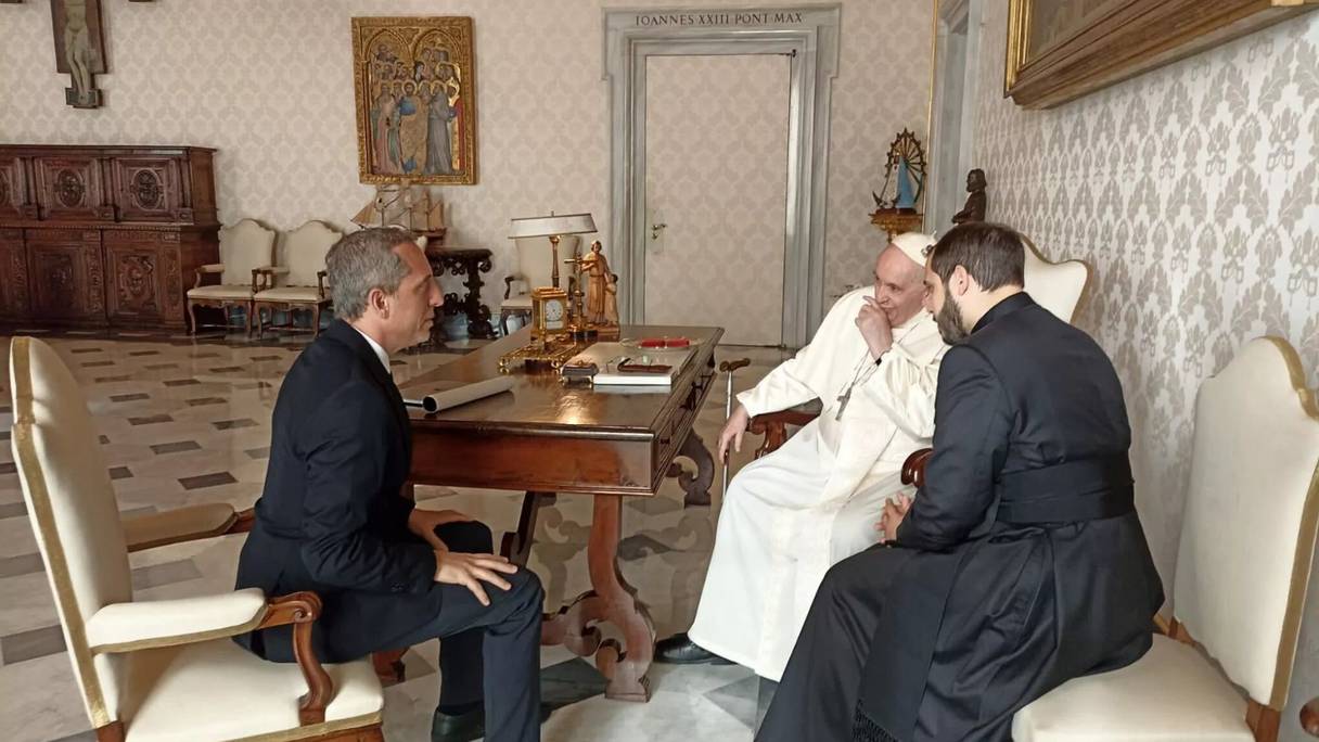 Gad Elmaleh en compagnie du pape François, au Vatican.
