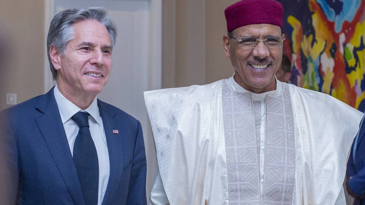 Le secrétaire d'Etat américain Antony Blinken et le président nigérien Mohamed Bazoum, le 16 mars 2023 à Niamey.