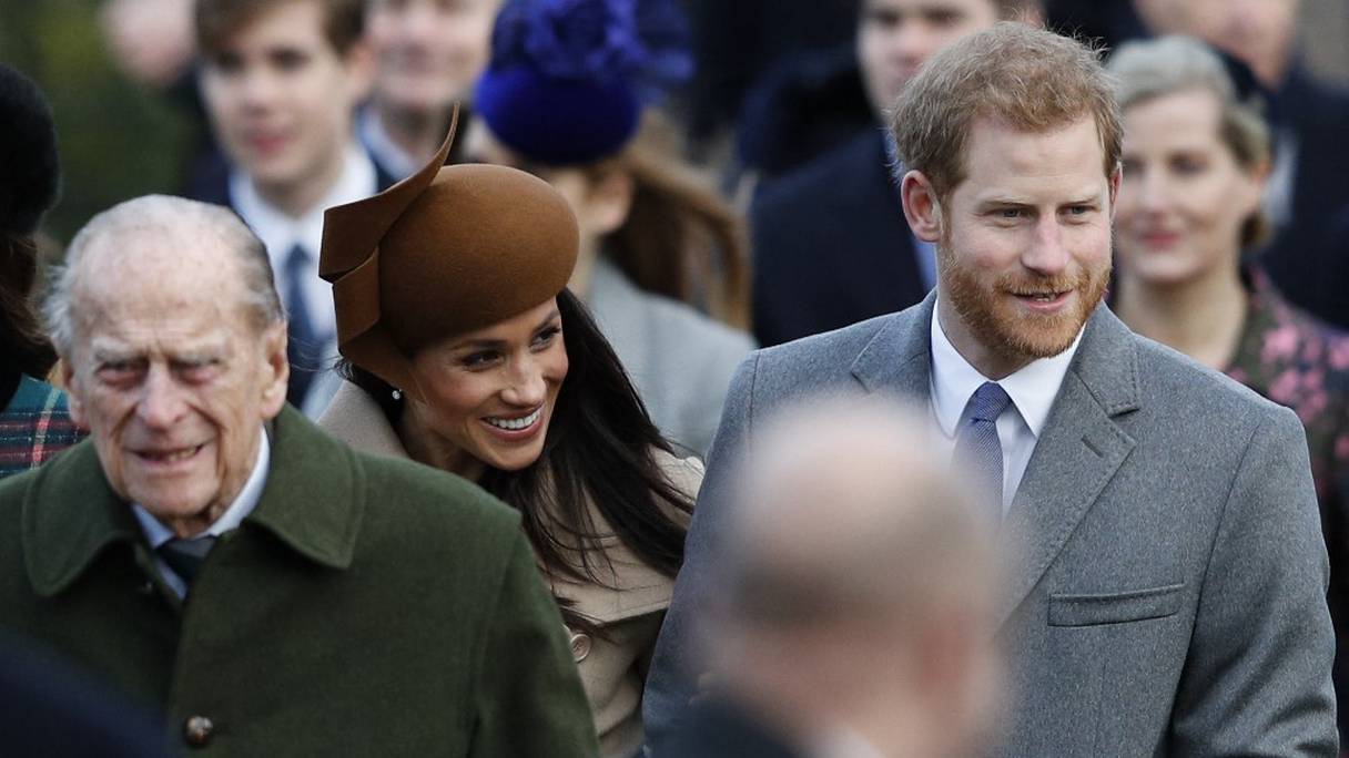 Le duc d'Edimbourg, et Meghan Markle, à cette période (le 25 décembre 2017) fiancée du prince Harry, vont assister au service religieux traditionnel de Noël de la famille royale en l'église St-Mary Magdalene à Sandringham, dans le Norfolk, à l'est de l'Angleterre. 
