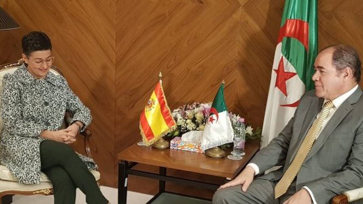 La ministre espagnole des Affaires étrangères, Arancha Gonzalez Laya, avec son homologue algérien, Sabri Boukadoum. 
