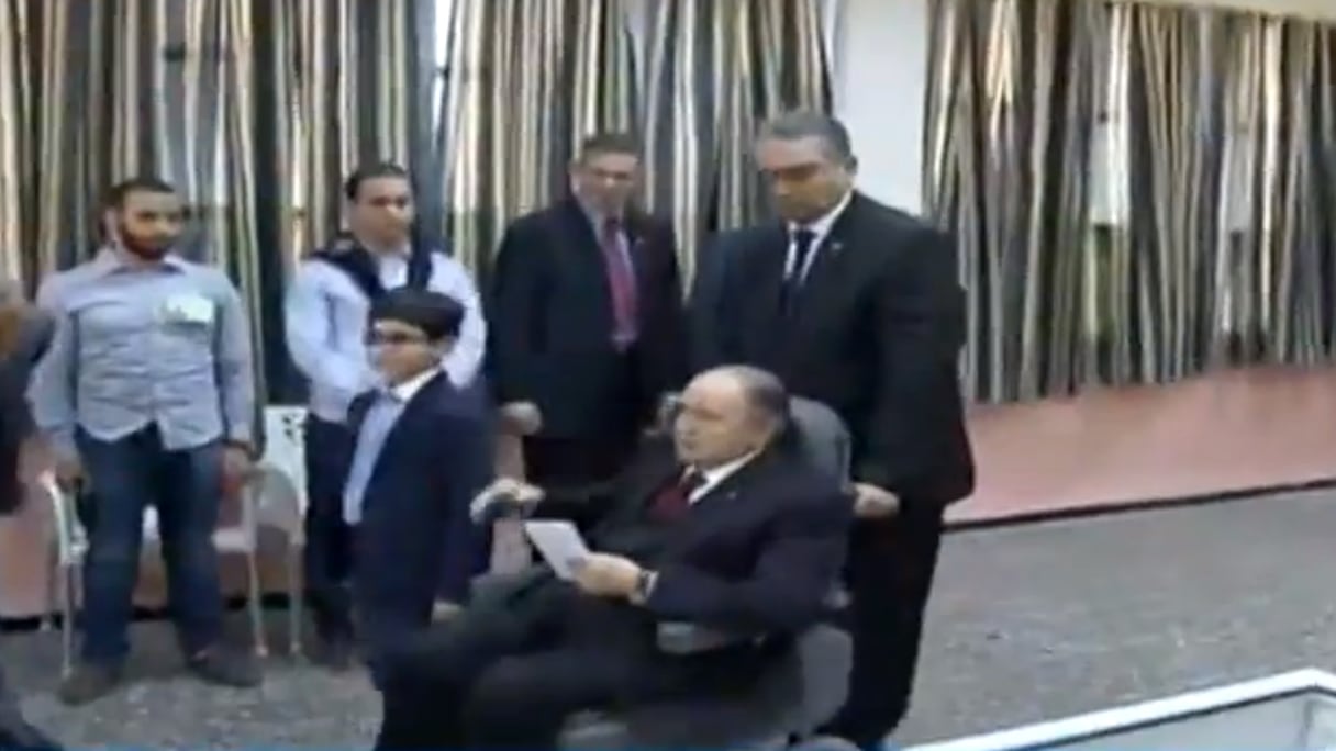 Abdelaziz Bouteflika vote en fauteuil roulant.
