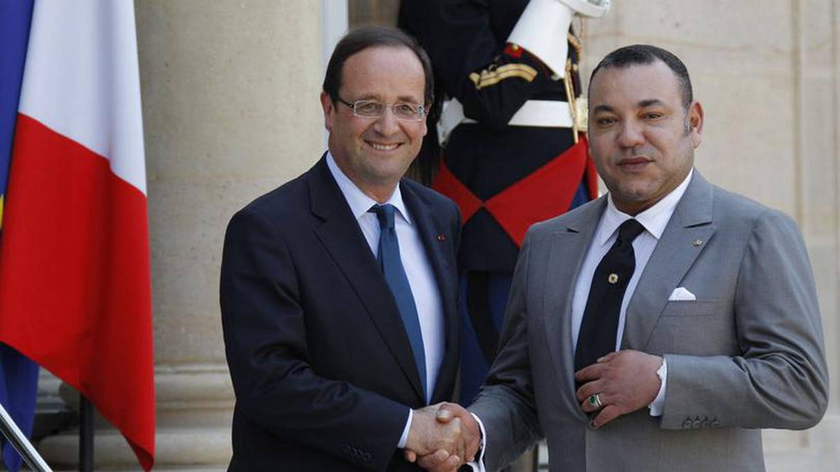 Photo prise lors de la rencontre en février 2015 à l'Elysée entre le roi Mohammed VI et le président Hollande, scellant la réconciliation entre le Maroc et la France.
