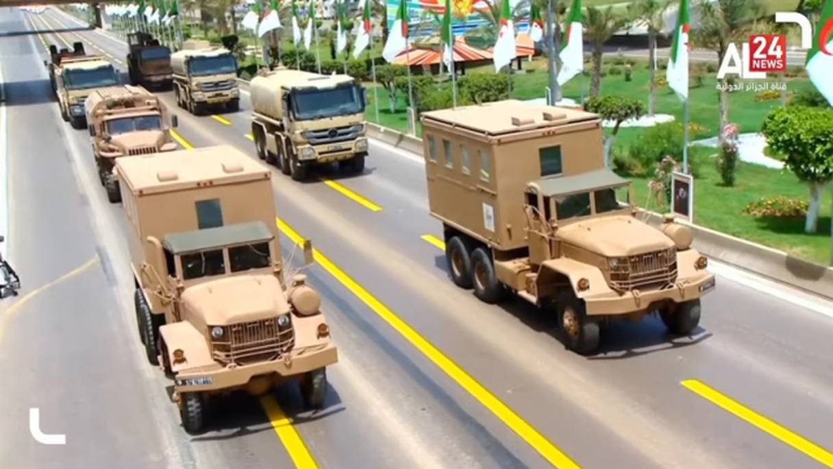 Des camions datant des années 60 ont été le clou du défilé de l'armée algérienne, le mardi 5 juillet 2022, à Alger. Capture d'écran.
