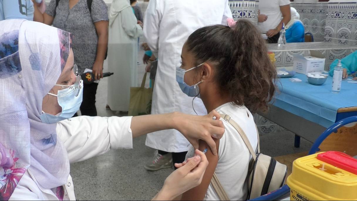 Une infirmière injecte le vaccin anti-Covid à une adolescente, au lycée Ibn Toumart, à Casablanca, le mardi 31 août. 
