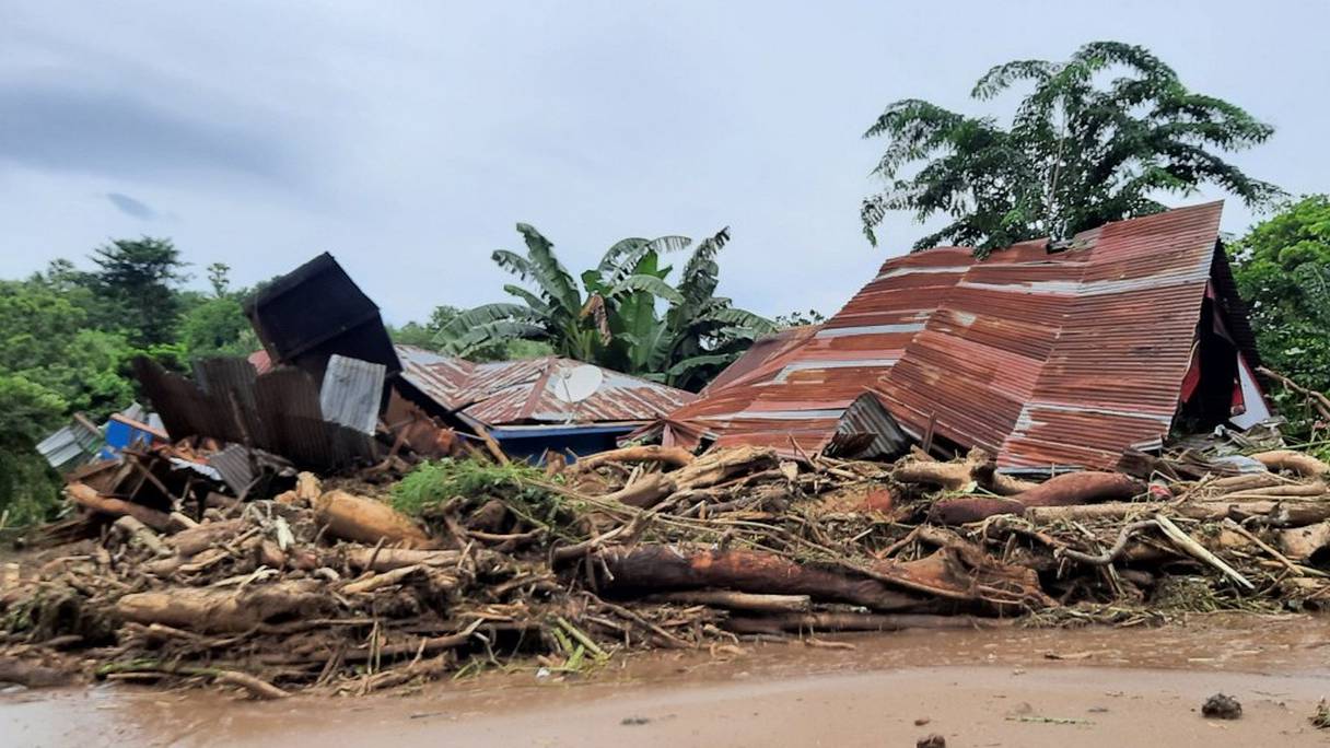 Maisons endommagées après leur inondation dans le village de Waiwerang, à East Flores. Au moins 157 personnes ont été tuées en Indonésie et au Timor oriental voisin et des dizaines d'autres sont toujours portées disparues, le 5 avril 2021. 
