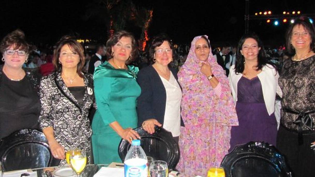 Suelmeh Beruick, vice-présidente sahraouie du Parlement panafricain", posant en photo avec des députées égyptiennes, en marge des festivités commémoratives du 150ème anniversaire de la création du Parlement égyptien, samedi 8 octobre à Charm el-Cheïkh.  
