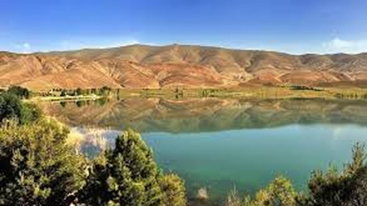 L'un des lacs Isli et Tislit, à Imilchil (Haut Atlas). A une altitude de 2.272 et 2.266 mètres, les cratères de ces deux lacs, distants de 9,4 km, sont dûs à l'écrasement d'une même météorite, qui s'est vraisemblablement brisée dans l'atmosphère.
