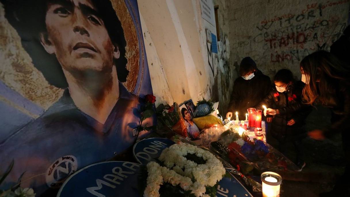 Veillée funèbre à la mémoire de la légende du football Diego Maradona, dans la nuit du 26 novembre 2020, dans le quartier espagnol de Naples, en Italie.
