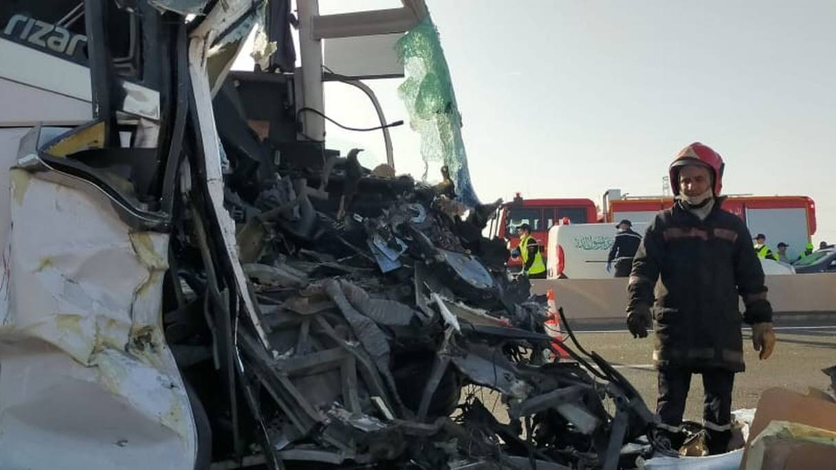 Les services de secours sur les lieux de l'accident de la circulation survenu jeudi 4 août dans la région d'Agadir.
