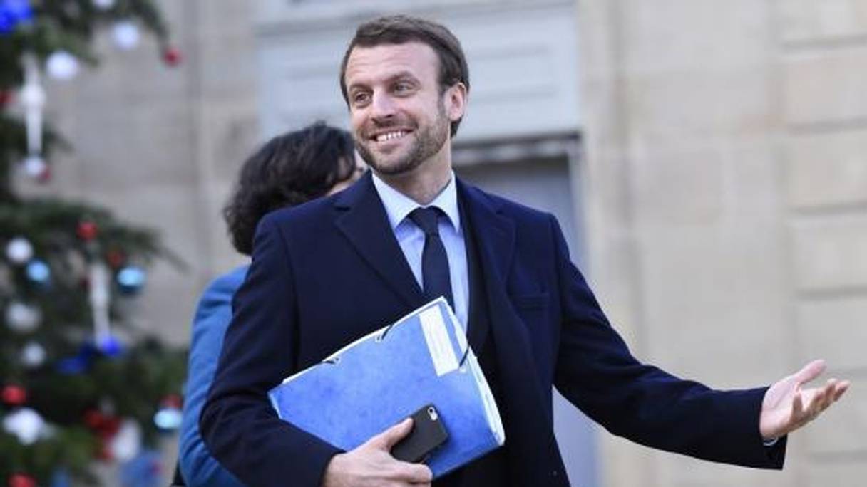 Emmanuel Macron quitte le gouvernement pour se consacrer à son mouvement "En marche".
