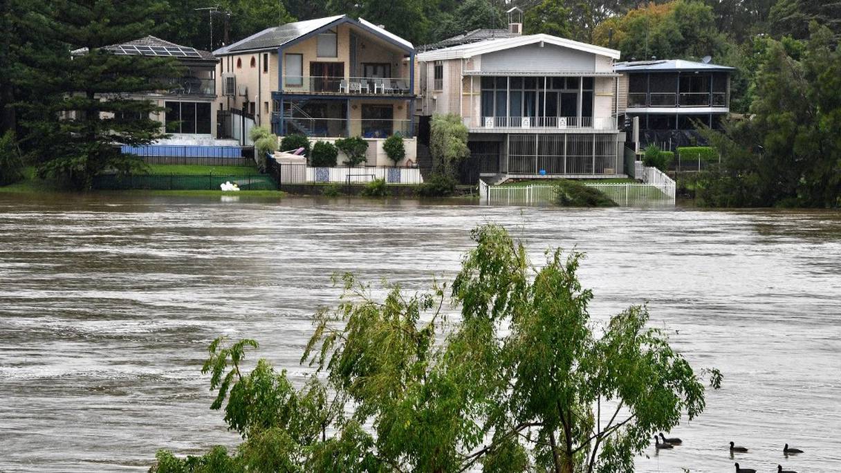 La rivière Nepean est en crue, le 22 mars 2021, alors que Sydney se préparait à ses pires inondations depuis des décennies après des pluies record, qui ont fait déborder son plus grand barrage. 
