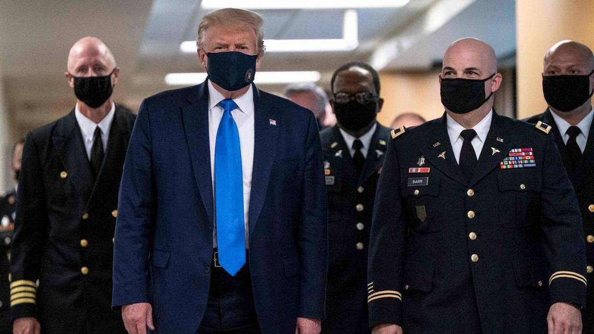Le président américain Donald Trump visite un hôpital militaire à Bethesda, près de Washington, le 11 juillet 2020. 
